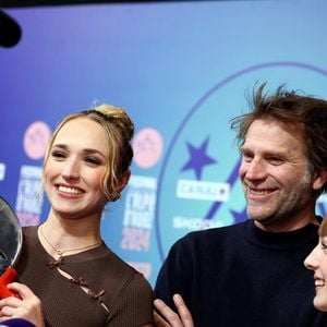 Chloé Jouannet, Thomas Jouannet, Mado Jouannet, Prix du Court Métrage (Ex-Aequo) pour "Allez ma Fille" au photocall des lauréats après la cérémonie de clôture du 27ème Festival International du Film de Comédie de l'Alpe d'Huez, France, le 20 janvier 2024. © Dominique Jacovides/Bestimage