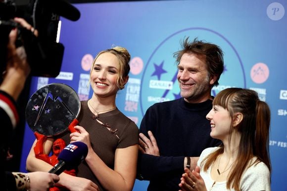 Chloé Jouannet, Thomas Jouannet, Mado Jouannet, Prix du Court Métrage (Ex-Aequo) pour "Allez ma Fille" au photocall des lauréats après la cérémonie de clôture du 27ème Festival International du Film de Comédie de l'Alpe d'Huez, France, le 20 janvier 2024. © Dominique Jacovides/Bestimage