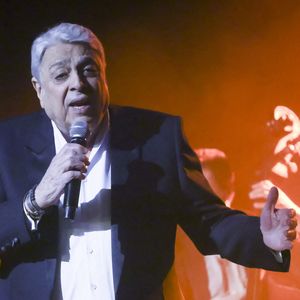 Exclusif - Enrico Macias fête son anniversaire (85 ans) lors d'un concert sur la scène du théâtre Dejazet à Paris le 11 décembre 2023. © Jack Tribeca / Bestimage