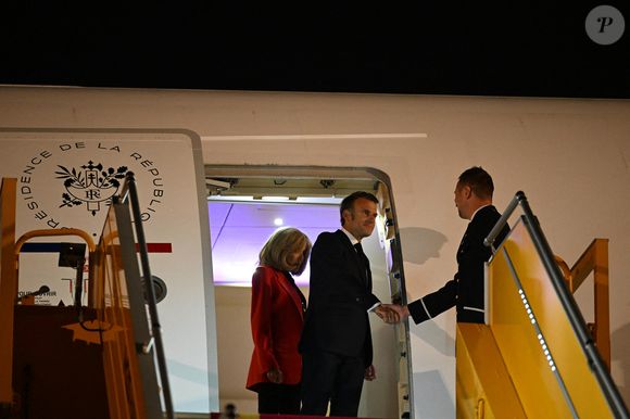 Le geste, interprété comme une gifle par certains, a rapidement suscité des théories.
Arrivée du Président de la République Emmanuel Macron et de la Première dame Brigitte Macron sur le tarmac de l'aéroport d'Hanoi en République socialiste du Vietnam le 25 mai 2025.
© Jeanne Accorsini / Pool / Bestimage