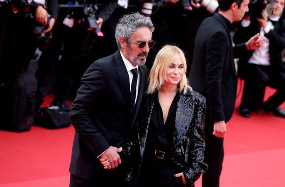 Frédéric Chaudier et sa femme Emmanuelle Béart lors de la montée des marches du film "La plus précieuse des marchandises " lors du 77ème Festival International du Film de Cannes, au Palais des Festivals à Cannes. Le 24 mai 2024

© Jacovides-Moreau / Bestimage