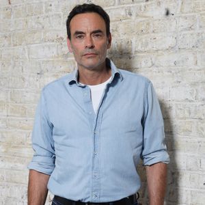 Exclusif - Anthony Delon en prise de vue studio en marge du tournage du clip "Je garde le sourire !" de l'association Laurette Fugain dans les Studios de l'Usine à Paris, France, le 19 septembre 2024. © Christophe Clovis/Bestimage