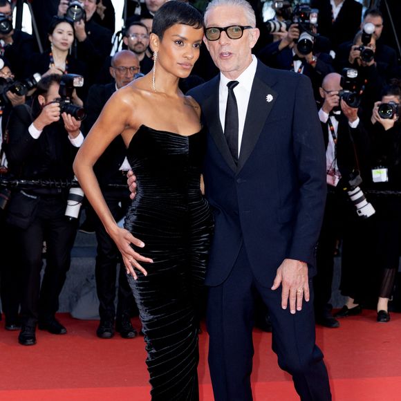 La mannequin brésilienne portait une spectaculaire robe bustier noire signée Schiaparelli.

Narah Baptista et son compagnon Vincent Cassel (Montre Audemars Piguet) - Montée des marches du film " Histoires parallèles " lors du 79ème Festival International du Film de Cannes, le 14 mai 2026. © Olivier Borde / Bestimage