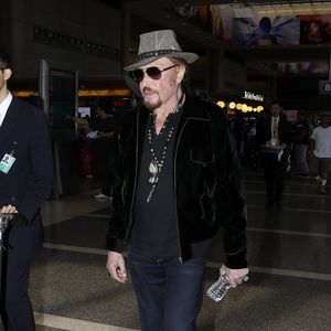 Johnny Hallyday à quitté Los Angeles pour Paris avec sa femme Laeticia, ses filles Jade et Joy, son manager Sébastien Farran, Elyette la grand-mère de sa femme et sa chienne Cheyenne le 29 mai 2017. Crédit : Agence / Bestimage