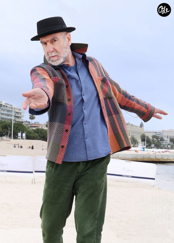 Une sensibilité contre laquelle, a-t-il insisté, il avait "dû se battre étant jeune". 

Eric Cantona - Séance photo pour « Brigade Anonyme » sur la plage du Majestic lors de la 9e édition de « Canneseries » à Cannes, le 26 avril 2026. Photo par Denis Guignebourg / Bestimage