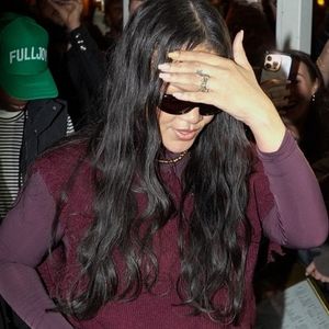 Entre deux rendez-vous professionnels pour la promotion de Fenty Beauty et de la nouvelle ligne masculine AWGE de Rocky, le duo a une fois de plus affirmé son statut d'icône de mode.

Rihanna, avec un sac à main Dior "Dracula", et ASAP Rocky quittent en famille le restaurant italien "Siena" à Paris, le 4 avril 2026. Backgrid USA / Bestimage