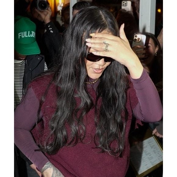 Entre deux rendez-vous professionnels pour la promotion de Fenty Beauty et de la nouvelle ligne masculine AWGE de Rocky, le duo a une fois de plus affirmé son statut d'icône de mode.

Rihanna, avec un sac à main Dior "Dracula", et ASAP Rocky quittent en famille le restaurant italien "Siena" à Paris, le 4 avril 2026. Backgrid USA / Bestimage