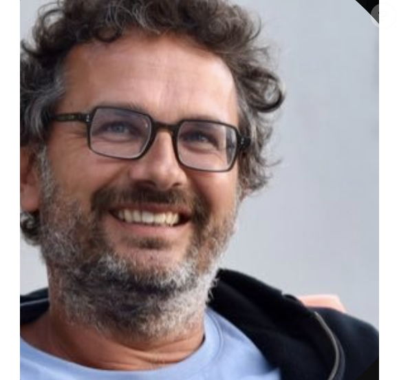 D'après sa fiche Wikipédia, elle serait toutefois en couple avec Fabrice Angotti, qui n'est autre que le directeur adjoint de la rédaction de TF1, qu'elle aurait même épousé en 2020.
Fabrice Angotti, directeur adjoint de la rédaction de TF1 sur X.