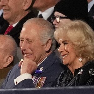 Cette séquence survient peu après sa défaite judiciaire face au gouvernement britannique concernant ses droits à la sécurité.

Le roi Charles III et la reine Camilla lors du concert célébrant le 80e anniversaire du jour de la Victoire en Europe, qui s'est tenu sur la place historique de Horse Guards Parade, au centre de Londres. Jeudi 8 mai 2025. Photo par Jordan Pettitt/PA Wire/ABACAPRESS.COM