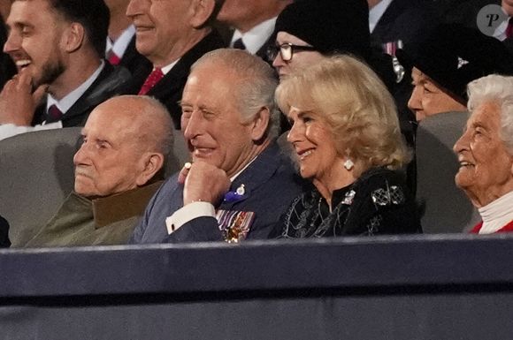 Cette séquence survient peu après sa défaite judiciaire face au gouvernement britannique concernant ses droits à la sécurité.

Le roi Charles III et la reine Camilla lors du concert célébrant le 80e anniversaire du jour de la Victoire en Europe, qui s'est tenu sur la place historique de Horse Guards Parade, au centre de Londres. Jeudi 8 mai 2025. Photo par Jordan Pettitt/PA Wire/ABACAPRESS.COM