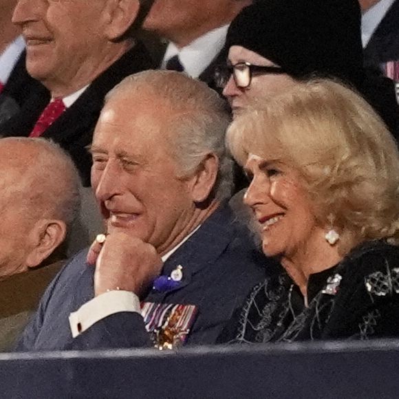 Cette séquence survient peu après sa défaite judiciaire face au gouvernement britannique concernant ses droits à la sécurité.

Le roi Charles III et la reine Camilla lors du concert célébrant le 80e anniversaire du jour de la Victoire en Europe, qui s'est tenu sur la place historique de Horse Guards Parade, au centre de Londres. Jeudi 8 mai 2025. Photo par Jordan Pettitt/PA Wire/ABACAPRESS.COM