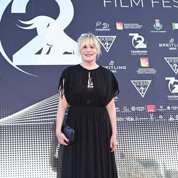 Mère et fille ont affiché une grande complicité lors de cette apparition remarquée.

Emmanuelle Seigner et sa fille Morgane Polanski sur le tapis rouge lors de la 3e soirée du 72e Festival du film de Taormine, en Italie.
SGP / BESTIMAGE