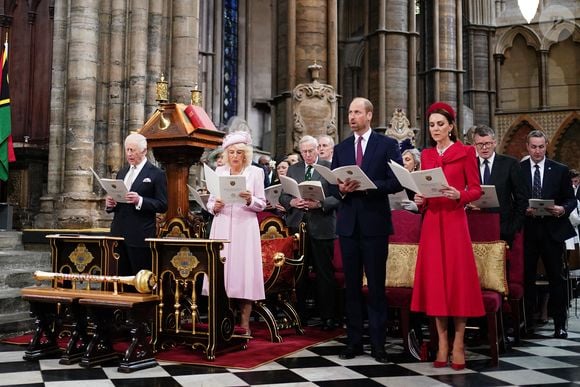 Si le roi a embrassé son fils sur la joue, il n'en a pas fait de même pour sa belle-fille. La raison ? C'ette absence d’échange physique intervient pour respecter des usages lors de ce type de cérémonie officielle, où les salutations spontanées sont limitées. 

Le roi Charles III d'Angleterre et Camilla Parker Bowles, reine consort d'Angleterre, Le prince William, prince de Galles, et Catherine (Kate) Middleton, princesse de Galles, La princesse Anne, - La famille royale d'Angleterre célèbre le 76ème Commonwealth Day à l'abbaye de Westminster à Londres le 10 mars 2025.  ©Julien Burton / Bestimage