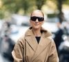 Céline Dion a fait une arrivée très remarquée à Paris deux semaines avant son retour sur scène.

Céline Dion acclamée par ses fans à son arrivée au palace Royal Monceau à Paris. Photo par Tiziano Da Silva / Bestimage