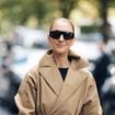 Tout savoir sur le look très réussi de Céline Dion pour son arrivée à Paris : elle a misé sur une grande maison, de la tête aux pieds