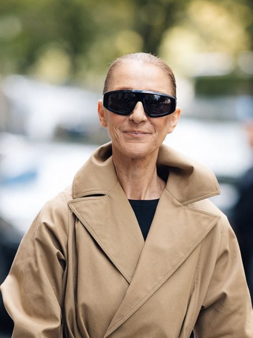 Tout savoir sur le look très réussi de Céline Dion pour son arrivée à Paris : elle a misé sur une grande maison, de la tête aux pieds