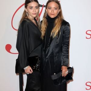 Les sœurs jumelles Mary-Kate (à droite) et Ashley Olsen - People lors de la cérémonie des CFDA Fashion Awards 2015 à New York, le 1er juin 2015. FAMEFLYNET / BESTIMAGE
