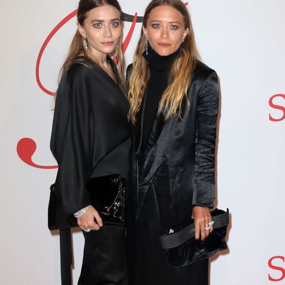 Les sœurs jumelles Mary-Kate (à droite) et Ashley Olsen - People lors de la cérémonie des CFDA Fashion Awards 2015 à New York, le 1er juin 2015. FAMEFLYNET / BESTIMAGE