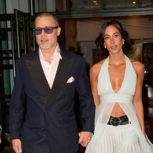 Brad Pitt et sa compagne Ines De Ramon quittent leur hôtel pour se rendre à la première de "F1" à New York STARMAX / BESTIMAGE