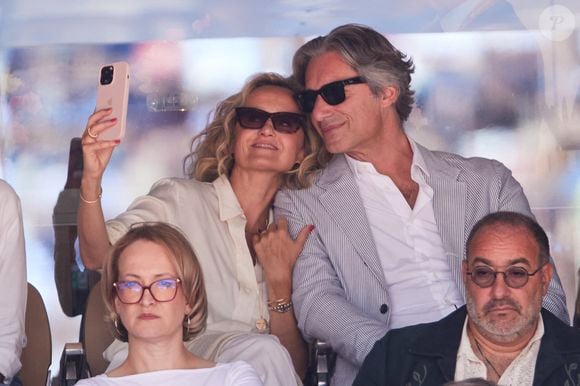 Caroline Roux et son mari Laurent Solly - Célébrités dans les tribunes de la finale homme des Internationaux de France de tennis de Roland Garros 2024 à Paris le 9 juin 2024. © Jacovides-Moreau/Bestimage