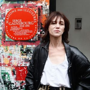 Charlotte Gainsbourg lors de la cérémonie de dévoilement de la plaque "Maison des Illustres" de la Maison Gainsbourg à Paris, France, le 2 avril 2024. © Christophe Clovis/Bestimage