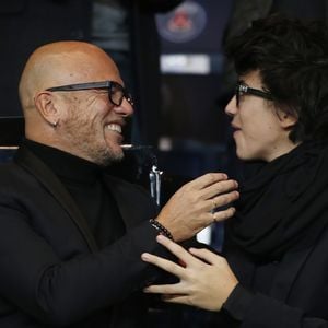 Pascal Obispo et son fils Sean lors du match Psg-Saint-Etienne Ligue 1 au Parc des Princes à Paris, le 25 octobre 2015. Agence/Bestimage