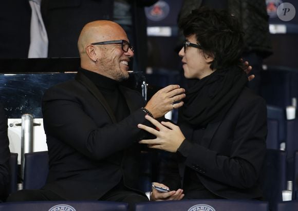 Pascal Obispo et son fils Sean lors du match Psg-Saint-Etienne Ligue 1 au Parc des Princes à Paris, le 25 octobre 2015. Agence/Bestimage