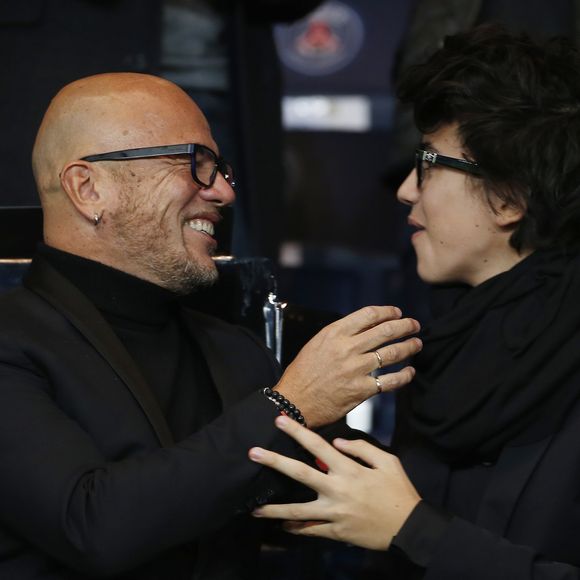 Pascal Obispo et son fils Sean lors du match Psg-Saint-Etienne Ligue 1 au Parc des Princes à Paris, le 25 octobre 2015. Agence/Bestimage