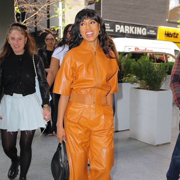 New York - Kerry Washington a ébloui dans une élégante combinaison orange en cuir, dotée d'une fermeture zippée sur le devant et d'une ceinture à la taille, lors de sa visite aux studios iHeart Radio à New York. Elle a complété son look avec des escarpins noirs à bout pointu, un petit sac à main noir, des cheveux coiffés en ondulations lâches et des créoles le 30 avril 2025.

Photo : Backgrid USA / Bestimage