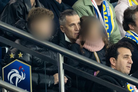 Guillaume Canet et ses enfants Marcel et Louise dans les tribunes du match de qualification de la Coupe du monde 2026 entre la France contre l'Ukraine (4-0) au Parc des Princes à Paris le 13 novembre 2025. © Cyril moreau/Bestimage