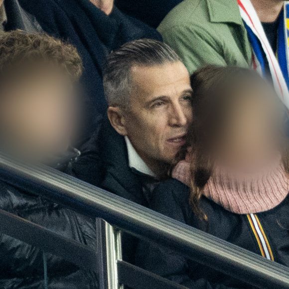 Guillaume Canet et ses enfants Marcel et Louise dans les tribunes du match de qualification de la Coupe du monde 2026 entre la France contre l'Ukraine (4-0) au Parc des Princes à Paris le 13 novembre 2025. © Cyril moreau/Bestimage
