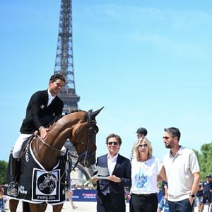 Victor Bettendorf sur Encore Toi du Linon (1er) Virginie Coupérie-Eiffel, Tony Estanguet à la remise du Prix CSI5 1.55m Eiffel Challenge présenté par Région Ile de France lors de la 12ème édition Longines Paris Eiffel Jumping au pied de la Tour Eiffel sur le Champ-de-Mars à Paris, France le 21 juin 2026
© Perusseau / Veeren / Bestimage