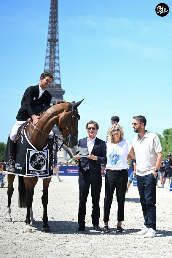 Victor Bettendorf sur Encore Toi du Linon (1er) Virginie Coupérie-Eiffel, Tony Estanguet  à la remise du Prix CSI5 1.55m Eiffel Challenge présenté par Région Ile de France  lors de la 12ème édition Longines Paris Eiffel Jumping au pied de la Tour Eiffel sur le Champ-de-Mars à Paris, France le 21 juin 2026

© Perusseau / Veeren / Bestimage