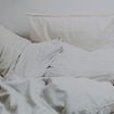 Nous changeons nos draps chaque semaine, mais la science révèle que nous négligeons un détail essentiel