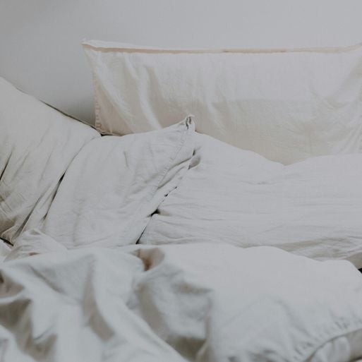 Nous changeons nos draps chaque semaine, mais la science révèle que nous négligeons un détail essentiel