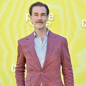 James Van Der Beek arrive à la première de Prime Video's 'Overcompensating' Los Angeles tenue au Hollywood Palladium le 147 mai 2025 à Hollywood, CA.
 Photo par Lisa OConnor/AFF/ABACAPRESS.COM