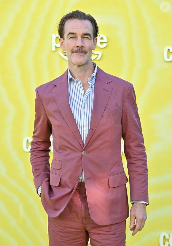 James Van Der Beek arrive à la première de Prime Video's 'Overcompensating' Los Angeles tenue au Hollywood Palladium le 147 mai 2025 à Hollywood, CA.
 Photo par Lisa OConnor/AFF/ABACAPRESS.COM