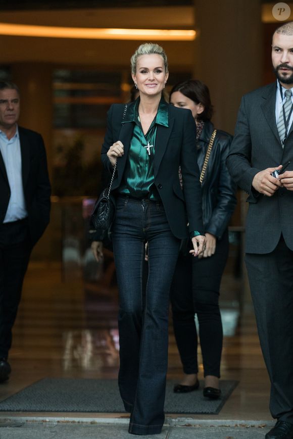 Sébastien Farran - Laeticia Hallyday sort des locaux de la chaine TF1 à Boulogne Billancourt le 19 octobre 2018.