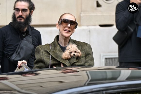 La chanteuse canadienne Céline Dion quitte l'hôtel Royal Monceau en compagnie de sa chienne Madison et de ses fils, Nelson Angélil et Eddy Angélil, à Paris, en France, le 19 octobre 2026. Photo de Lionel Urman/ABACAPRESS.COM