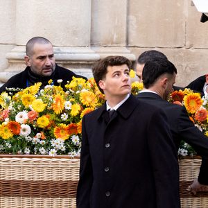Ce choix, écologique et biodégradable, reflétait son engagement pour les animaux.

Arrivée du cercueil - Arrivées aux obsèques de Brigitte Bardot en l'église Paroissiale Notre-Dame-de-l'Assomption de Saint-Tropez, France, le 7 janvier 2026.  Brigitte Bardot, figure emblématique du cinéma français et icône internationale, est décédée le 28 décembre 2025 à l'âge de 91 ans dans sa mythique propriété de La Madrague, à Saint-Tropez (France).
© Jacovides-Moreau/Bestimage