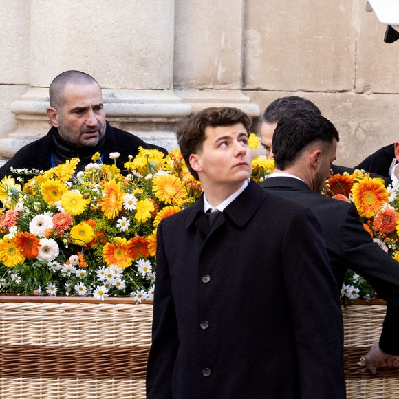 Ce choix, écologique et biodégradable, reflétait son engagement pour les animaux.

Arrivée du cercueil - Arrivées aux obsèques de Brigitte Bardot en l'église Paroissiale Notre-Dame-de-l'Assomption de Saint-Tropez, France, le 7 janvier 2026.  Brigitte Bardot, figure emblématique du cinéma français et icône internationale, est décédée le 28 décembre 2025 à l'âge de 91 ans dans sa mythique propriété de La Madrague, à Saint-Tropez (France).
© Jacovides-Moreau/Bestimage