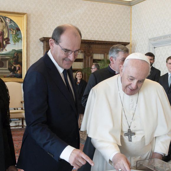 Le pape François reçoit le Premier ministre français, Jean Castex et sa femme Sandra Ribelaygue au Vatican, le 18 octobre 2021. © ANSA/Zuma Press/Bestimage