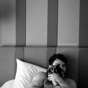 Le rugbyman a d'ailleurs été pris en photographie dans leur chambre avec le chien de l'ancienne reine de beauté baptisé Calypso.

Antoine Dupont, Instagram