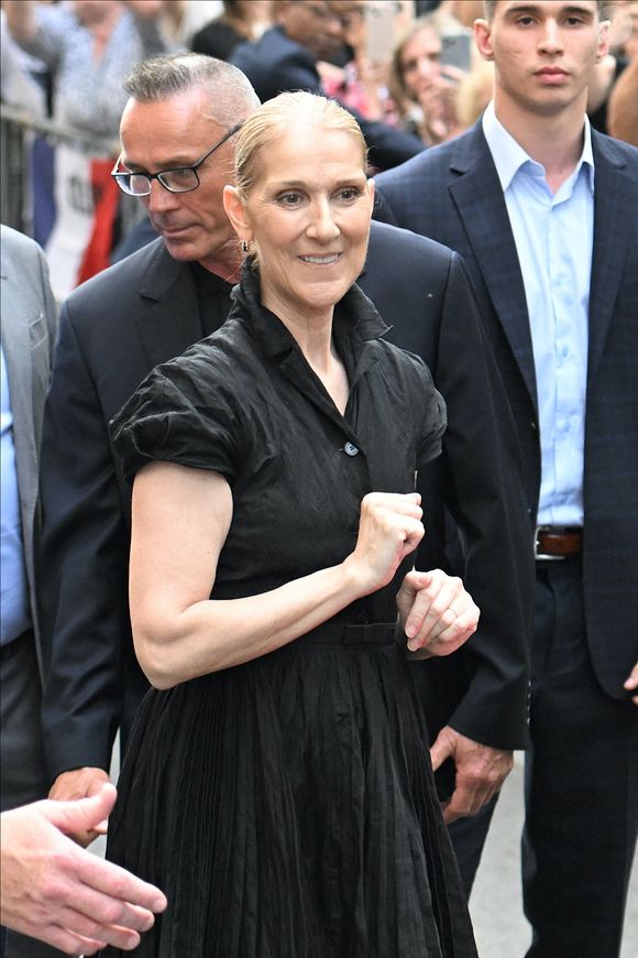 Céline Dion à la sortie de l'hôtel Royal Monceau à Paris avant l'ouverture des Jeux Olympiques (JO) de Paris 2024, à Paris, le 24 juillet 2024.

Photo : Agence / Bestimage