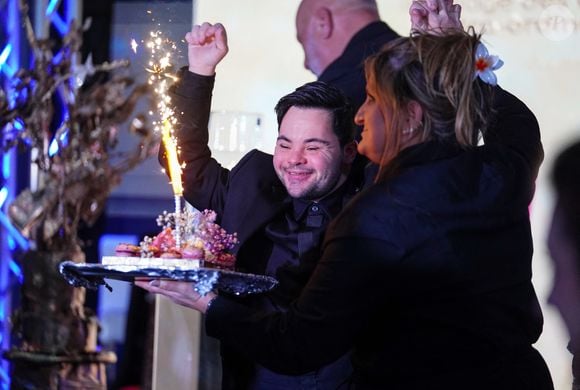 Connu notamment pour son interprétation dans Plus Belle le Vie et J’irai au bout de mes rêves, le comédien a d'ailleurs fêté sur scène son anniversaire
Exclusif - Samuel Allain Abitbol lors du premier Gala du Village des Enfants Extra-Ordinaires créée en 2019 par Emmanuelle et Jérôme Stioui au Pavillon Gravelle à Paris le 6 février 2025
© Anne-Sophie Guebey / Bestimage