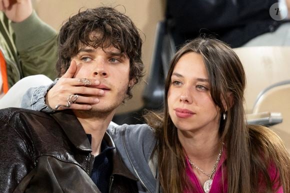 Kim Higelin et son compagnon Tanguy De Rothschild dans les tribunes lors des Internationaux de France de Tennis de Roland Garros 2025, à Paris, France, le 27 mai 2025. © Jacovides-Moreau/Bestimage
