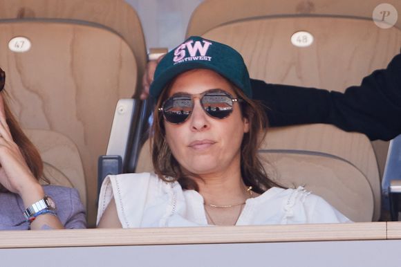 Léa Salamé en tribunes avec son fils Gabriel, né en 2017, ainsi que de son beau-fils de 11 ans, Alexandre en tribunes lors des Internationaux de France de tennis de Roland Garros 2023 à Paris, France, le 3 juin 2023. © Cyril Moreau/Bestimage