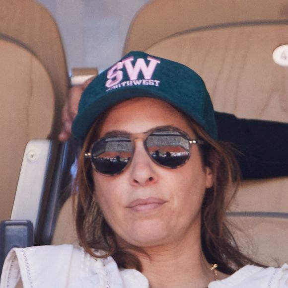 Léa Salamé en tribunes avec son fils Gabriel, né en 2017, ainsi que de son beau-fils de 11 ans, Alexandre en tribunes lors des Internationaux de France de tennis de Roland Garros 2023 à Paris, France, le 3 juin 2023. © Cyril Moreau/Bestimage