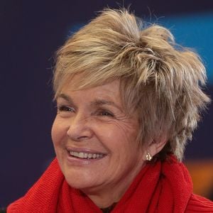 Récemment, Véronique Jannot et sa fille ont décidé de se lancer dans une leçon d'apiculture. L'actrice a alors enfilé la tenue complète pour apprendre le métier.

Véronique Jannot au Festival Séries Mania à Lille le 25 mars 2026.

© Stéphane Vansteenkiste / Bestimage