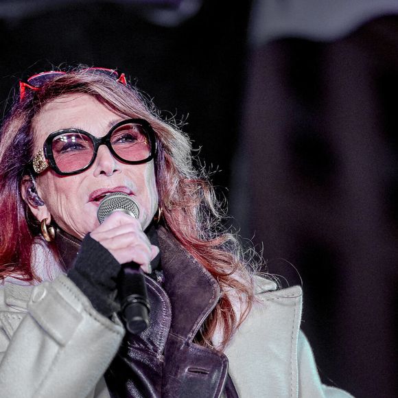 Elle avait annoncé souffrir d'un cancer de l'endomètre en 2023.

Julie Pietri à l'occasion de la 12ème édition du festival solidaire Soupe en Scène, mené par le chef Fabrice Bonnot au profit de l'association Notre Dame des Sans Abri sur la place de la République à Lyon, France, le 29 novembre 20224. © PsNewZ/Bestimage